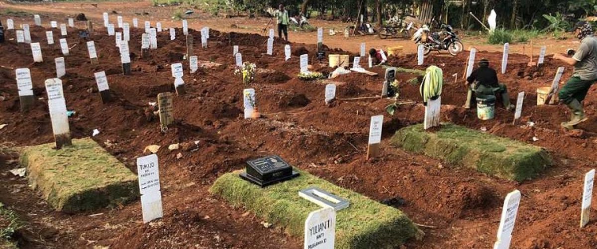 Petugas Makam merawat makam pasien Covid - 19 yang baru dimakamkan berapa hari terakhir di TPU Pondok Rangon, Jakarta Timur, Jumat (17/7/2020). Kasus positif virus corona (Covid-19) di Indonesia bertambah sebanyak 1.462 orang pada Jumat (17/7), sehingga total menjadi 83.130 orang. Dari jumlah tersebut, 41.834 orang di antaranya dinyatakan sembuh dan 3.957 orang meninggal dunia. SP/Joanito De Saojoao.